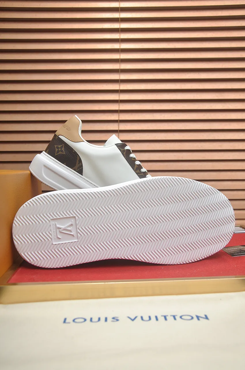 Men's men's shoes 💰640💶Original development, quality shipping, welcome to compare - LV sneaker series sports shoes introduce the loose silhouette of the ready-to-wear series into the spring and summer men's wear shows and make an eye-catching appearance. The cow leather upper is combined with rough fabric laces, and colorful beading highlights the brand's classic elements. LV letters mark the tongue and Monogram floral outsole. Mixed materials Made of top-grain cowhide, thick shoelace design, large Monogram print on the side, mesh lining and cotton feet, the comfort is as extreme as ever, premium heritage, quality first, worth owning! Size: Men’s 38-45 (45 is custom-made and cannot be returned or exchanged)